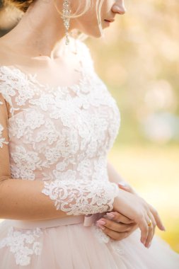 Beyaz gelinlik içinde güzel genç gelin. 
