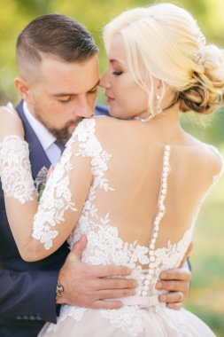 Gelin ve damat onların düğün günü Park 