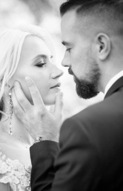 Gelin ve damat onların düğün günü Park 