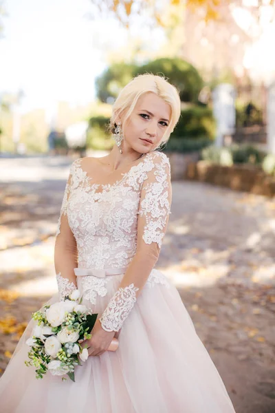 Bela Noiva Jovem Vestido Casamento Branco Posando Parque — Fotografia de Stock