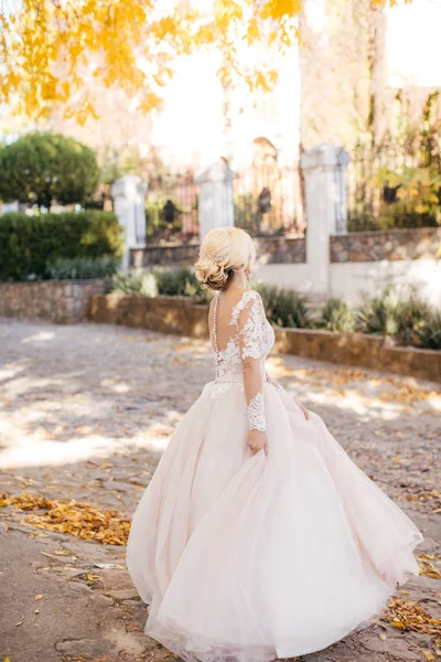 Krásná Mladá Nevěsta Bílých Svatebních Šatech Pózuje Parku — Stock fotografie