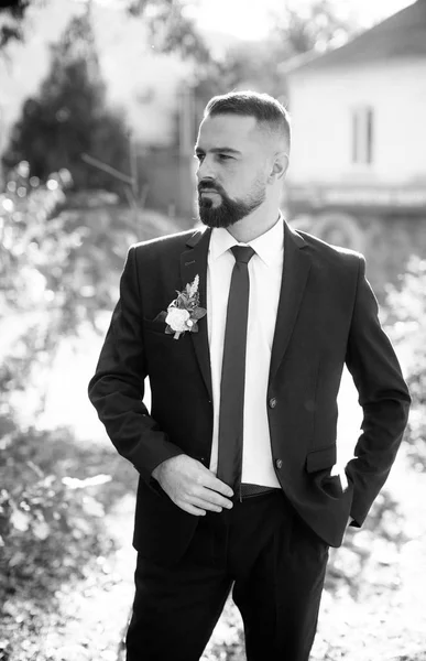 Yakışıklı Damat Gelini Bekliyor — Stok fotoğraf