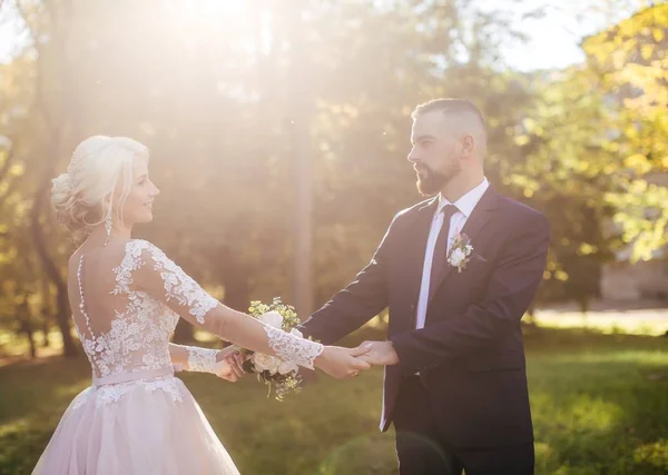 Bruden Och Brudgummen Deras Bröllopsdag Park — Stockfoto