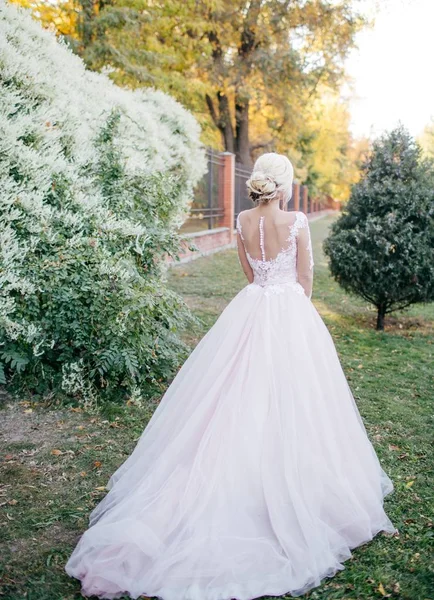 Beyaz düğün elbise poz içinde güzel genç gelin 