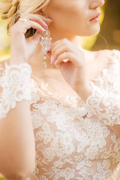 Krásná Mladá Nevěsta Bílých Svatebních Šatech Náušnice — Stock fotografie