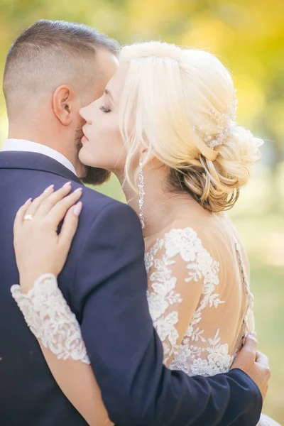 Bruden Och Brudgummen Deras Bröllopsdag Park — Stockfoto