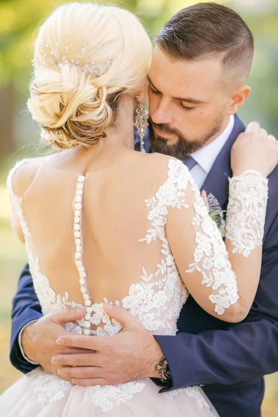 Bruden Och Brudgummen Deras Bröllopsdag Park — Stockfoto