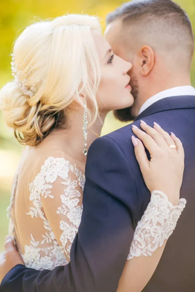 Bruden Och Brudgummen Deras Bröllopsdag Park — Stockfoto