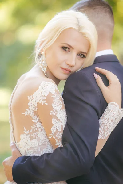 Novia Novio Día Boda Parque — Foto de Stock