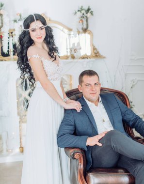 güzel ve genç gelin ve damat odasında poz 