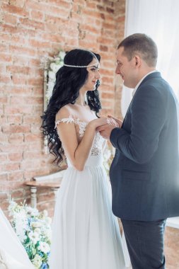 güzel ve genç gelin ve damat odasında poz 