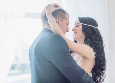 güzel ve genç gelin ve damat odasında poz 