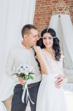 güzel ve genç gelin ve damat odasında poz 