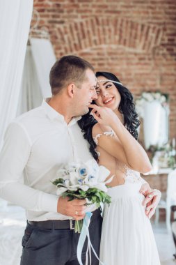 güzel ve genç gelin ve damat odasında poz 