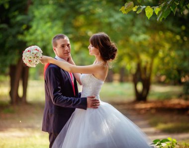 Gelin ve damat onların düğün günü Park