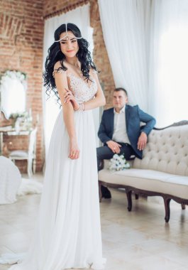 güzel ve genç gelin ve damat odasında poz 