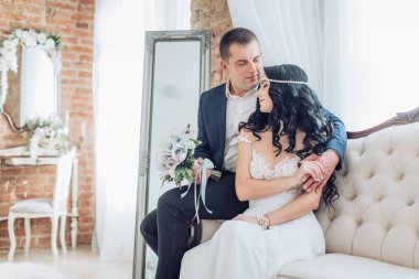 güzel ve genç gelin ve damat odasında poz 