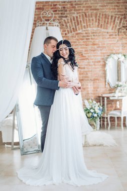 güzel ve genç gelin ve damat odasında poz 