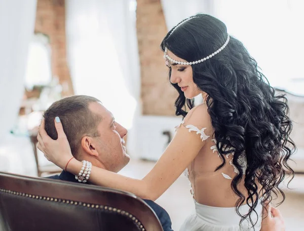 Mooie Jonge Bruid Bruidegom Poseren Kamer — Stockfoto