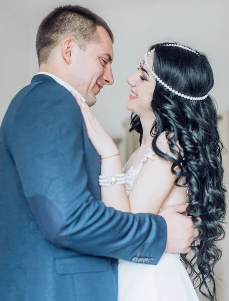 Beautiful Young Bride Groom Posing Room — Stock Photo, Image