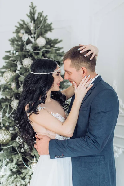 Gelukkige Bruid Bruidegom Buurt Van Kerstboom Trouwdag — Stockfoto