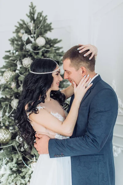 Novia Feliz Novio Cerca Árbol Navidad Día Boda —  Fotos de Stock