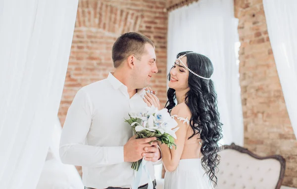 Belle Jeune Mariée Marié Posant Chambre — Photo