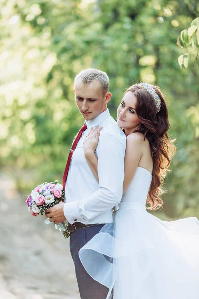 Braut Und Bräutigam Hochzeitstag Park — Stockfoto