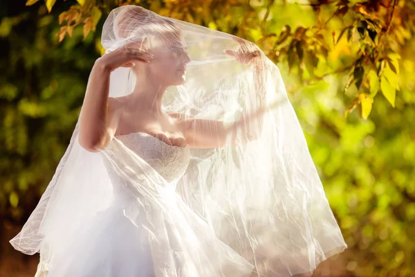Krásná Mladá Nevěsta Bílých Svatebních Šatech Pózuje Venku — Stock fotografie