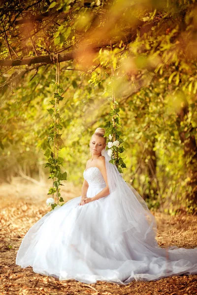 漂亮的新娘 身穿白色婚纱 在户外装扮 — 图库照片