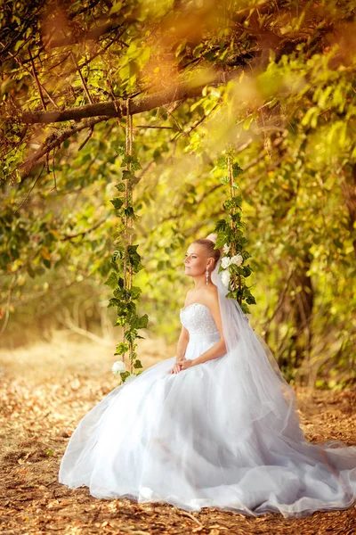 Schöne Junge Braut Weißen Hochzeitskleid Posiert Freien — Stockfoto