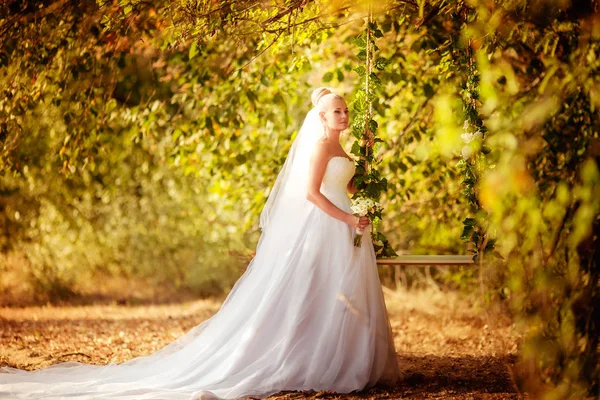 Schöne Junge Braut Weißen Hochzeitskleid Posiert Freien — Stockfoto