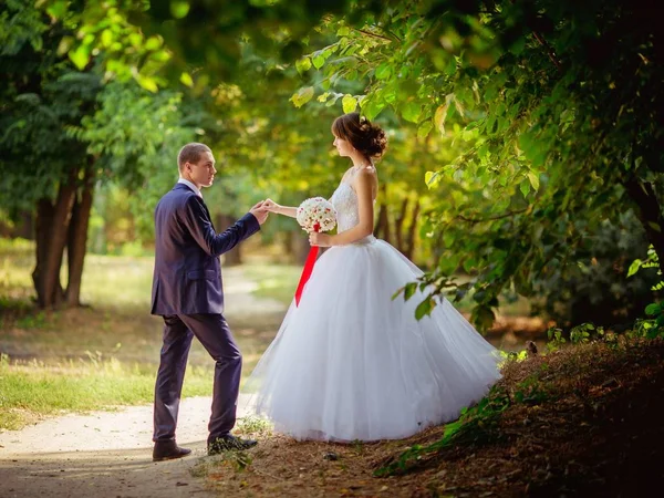 公園で結婚式当日の新郎新婦 — ストック写真
