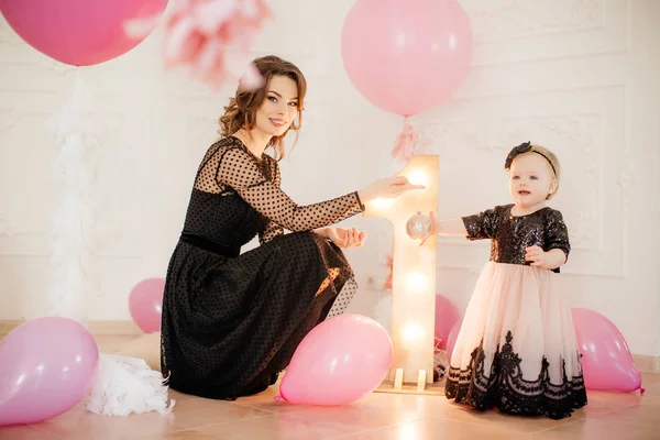 Doğum Günü Partisi Odasında Şirin Kızı Ile Mutlu Anne — Stok fotoğraf
