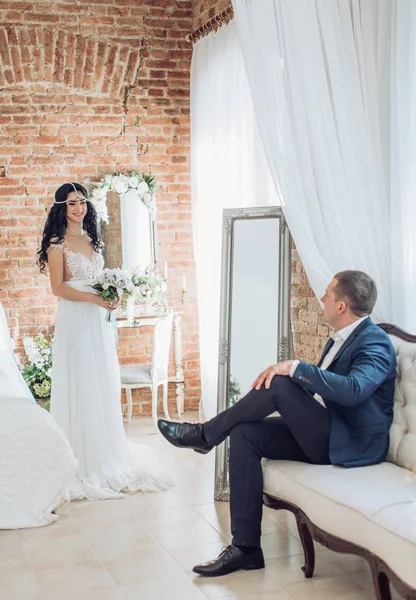 Mooie Jonge Bruid Bruidegom Poseren Kamer — Stockfoto