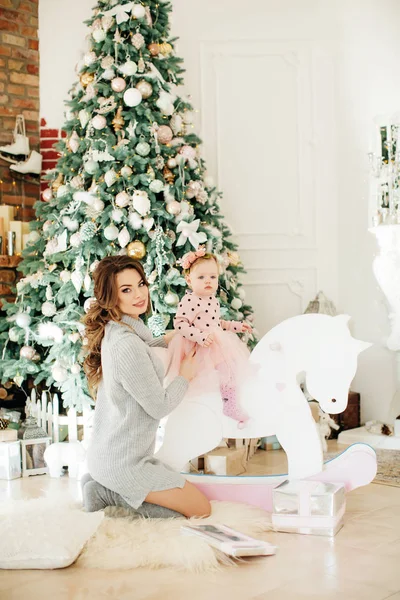 Linda Niña Madre Posando Interior Navidad —  Fotos de Stock