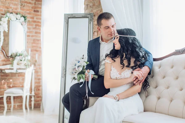 güzel ve genç gelin ve damat odasında poz 