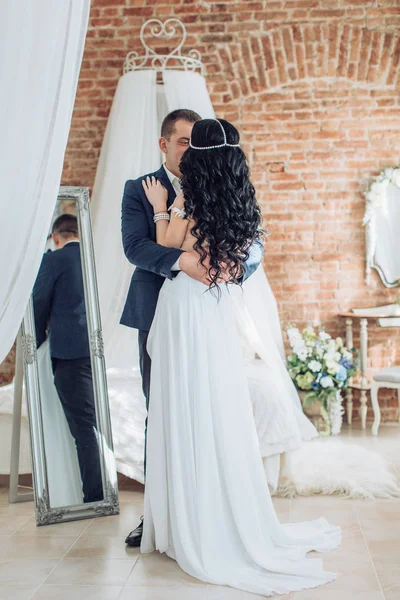 güzel ve genç gelin ve damat odasında poz 