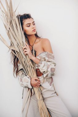 Boho kıyafeti ile güzel güzel kız moda portre  