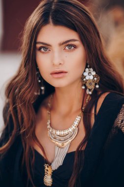 Boho kıyafeti ile güzel güzel kız moda portre  