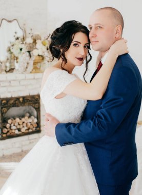 güzel ve genç gelin ve damat odasında poz 