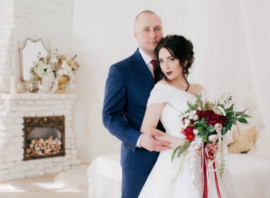 güzel ve genç gelin ve damat odasında poz 