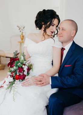 güzel ve genç gelin ve damat odasında poz 