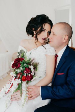 güzel ve genç gelin ve damat odasında poz 