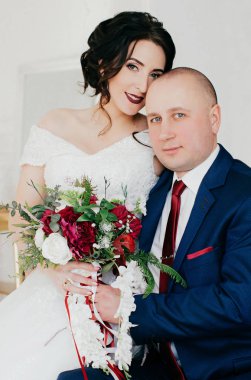 güzel ve genç gelin ve damat odasında poz 