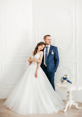 güzel ve genç gelin ve damat odasında poz 