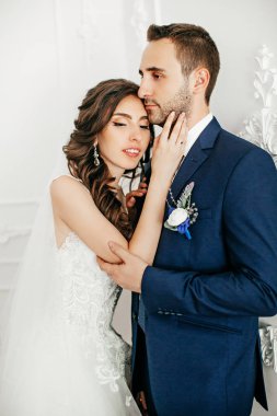 güzel ve genç gelin ve damat odasında poz 