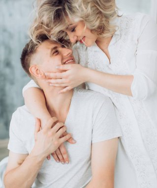 Güzel genç çift bekliyor bebek Studio poz