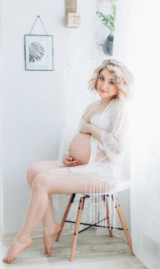 Studio poz güzel hamile kadın