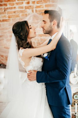 güzel ve genç gelin ve damat odasında poz 